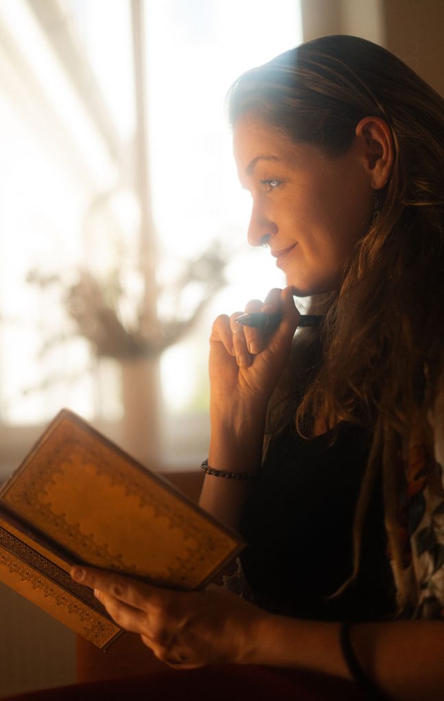 Deinen Best-Life leite mit NILAYA. Entdecke Sinngebung und Selbstfindung. Deinen Lebensplan gestalte, stärke Selbstbewusstsein und Selbstwirksamkeit. Vertiefe mit Meditation, finde Leichtigkeit. Erlebe transformative Sessions: Online Life Coaching, Yoga, Mentoring. Deine persönliche Entfaltung - Herzlich willkommen zu NILAYA. Überwinde Limitationen.